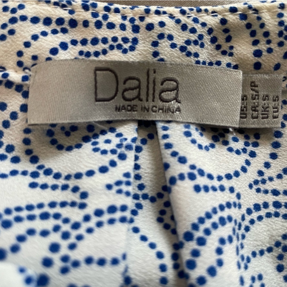 Dalia sleeveless top size small. Beautiful floral
lightweight fabric. - Picture 5 of 6